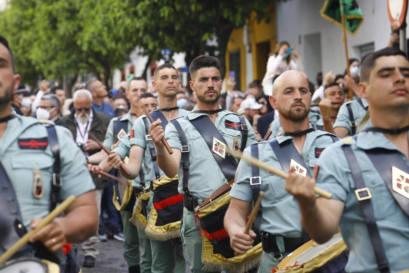 La procesión del Cristo de la Caridad de Córdoba con los legionarios, en imágenes