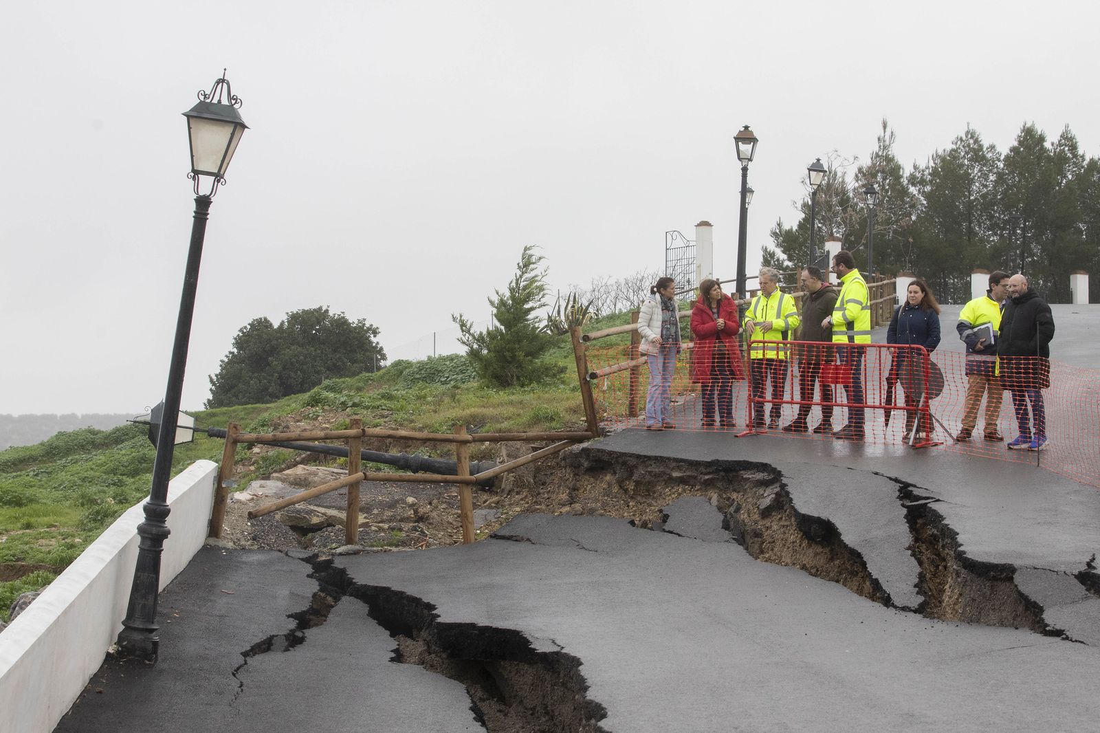 Vista de los daños en la calzada por el deslizamiento en la grieta de Benamejí