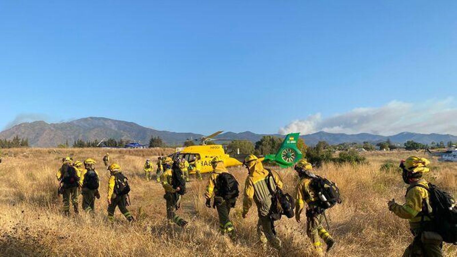 Algunos de los bomberos que luchan contra las llamas Algunos de los bomberos que luchan contra las llamas