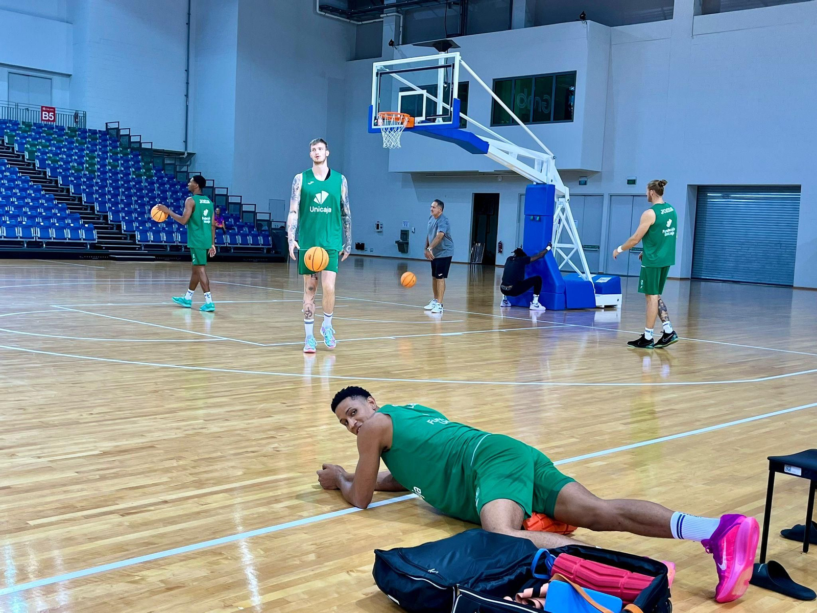 El Unicaja toma contacto con la pista en Singapur