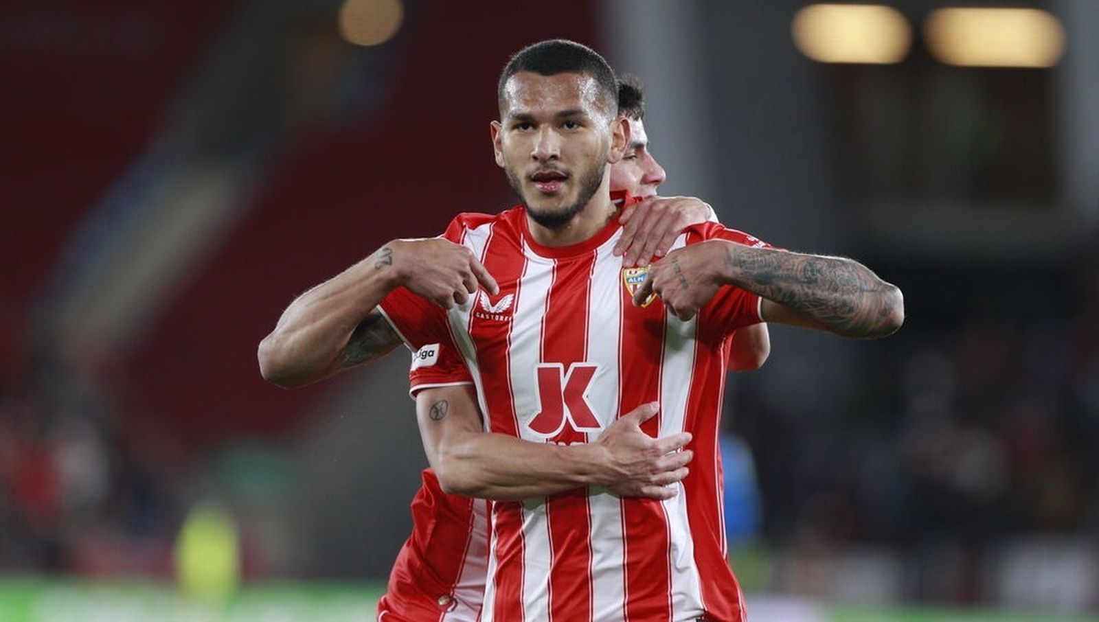 Robertone abraza a Luis Suárez tras el tanto del colombiano