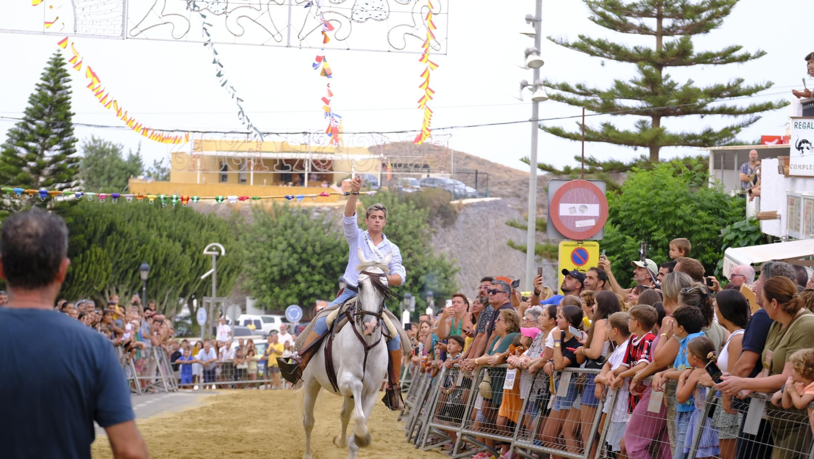 La popular carrera de cintas a caballo de las Fiestas de Mojácar, en imágenes