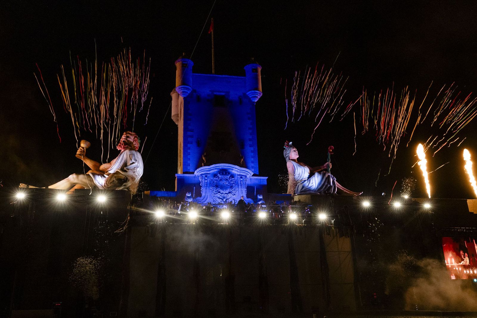 Las imágenes del espectáculo final del Carnaval de Cádiz 2026, con la quema de la Bruja Piti