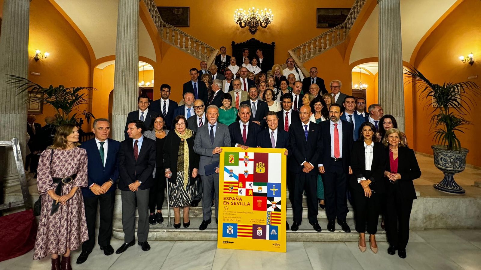 Foto de familia de la inauguración del Encuentro de Casas Regionales en el Ayuntamiento de Sevilla