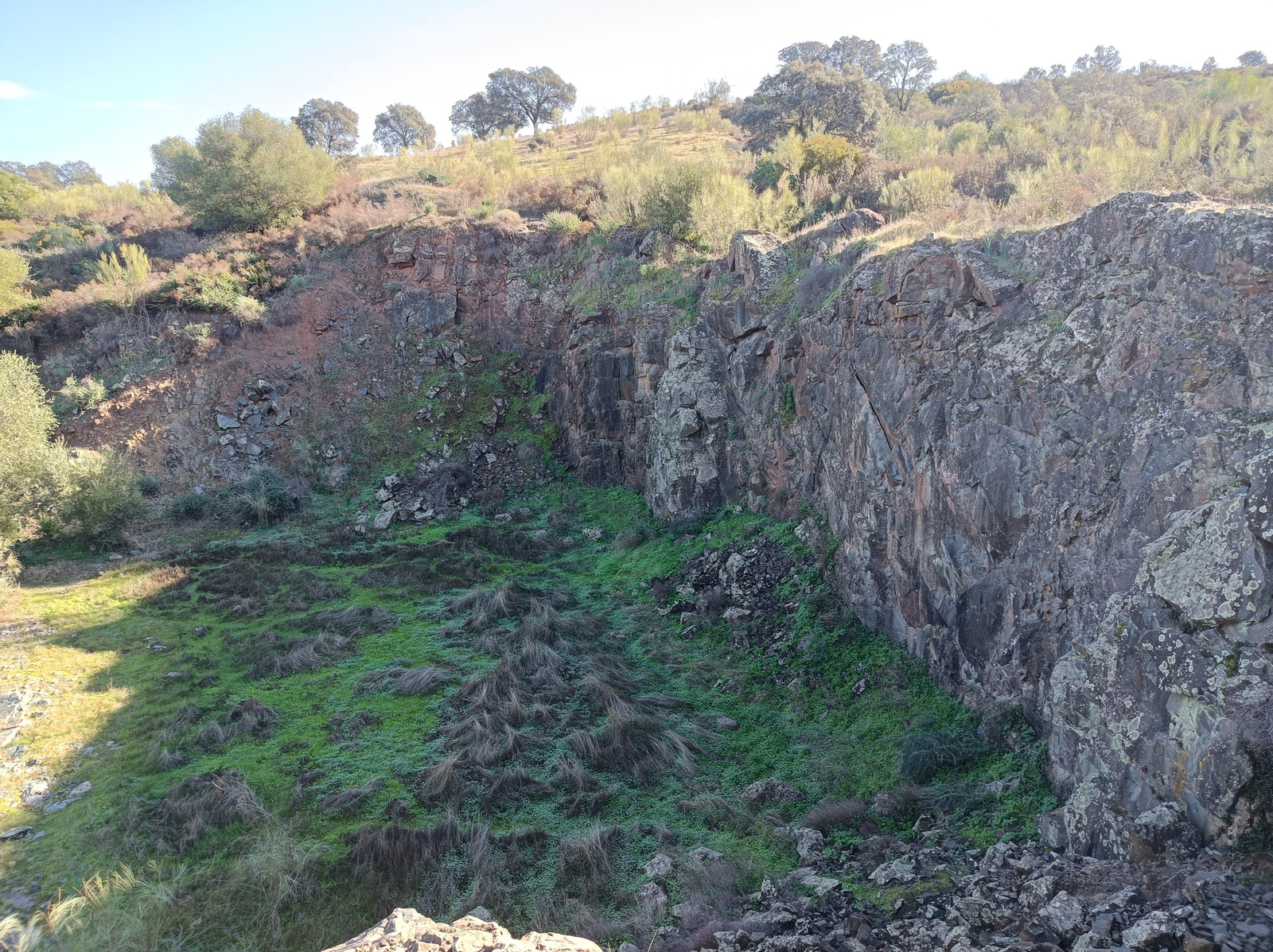 Avanzamos por el límite del escalón rocoso. Avanzamos por el límite del escalón rocoso.