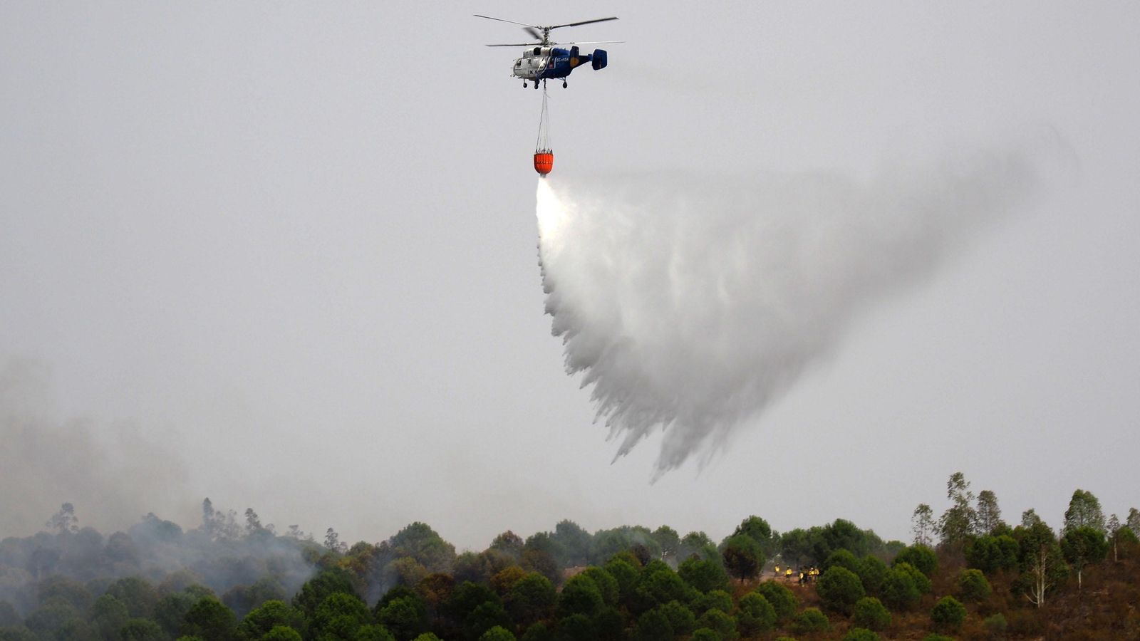 Descarga de uno de los helicópteros del Plan Infoca en El Granado.