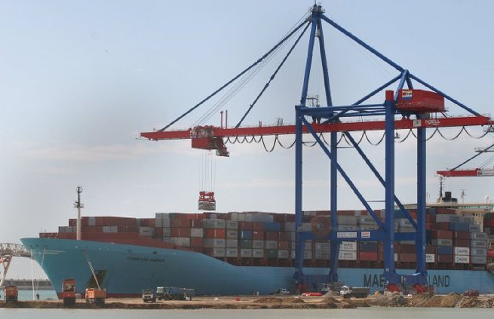 Las exportaciones siguen al alza y el déficit comercial cae un 30% hasta noviembre