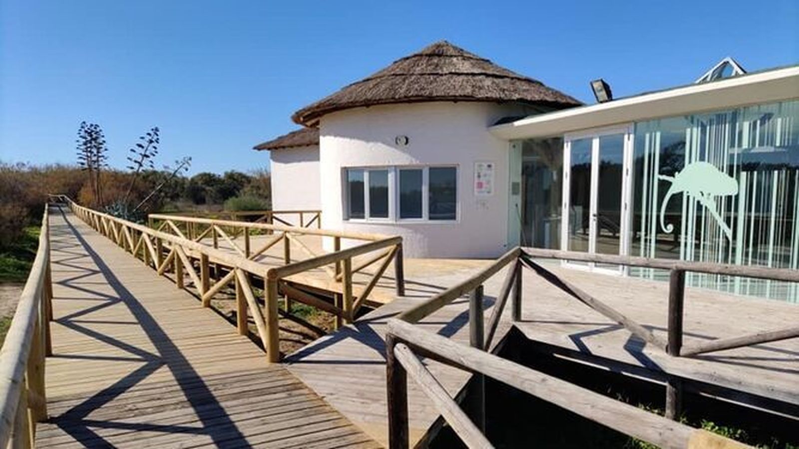 La inversión anunciada permitirá recuperar el Aula del Litoral del centro El Camaleón de Chipiona.