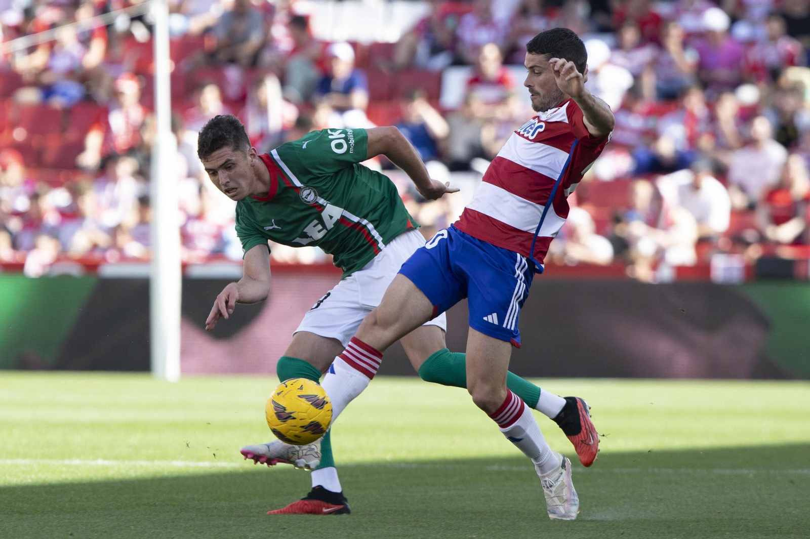 Sergio Ruiz toca el balón en el Granada-Alavés