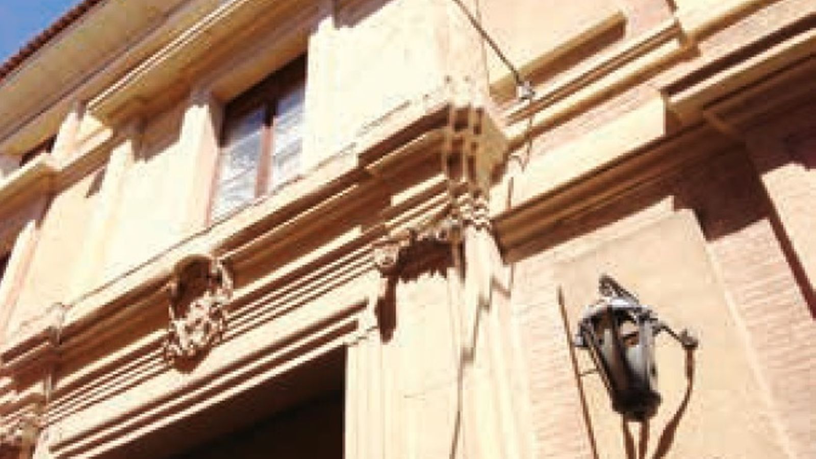 Fachada del Palacio Episcopal de Calatayud, con las armas del obispo Porro en el dintel de la puerta principal.