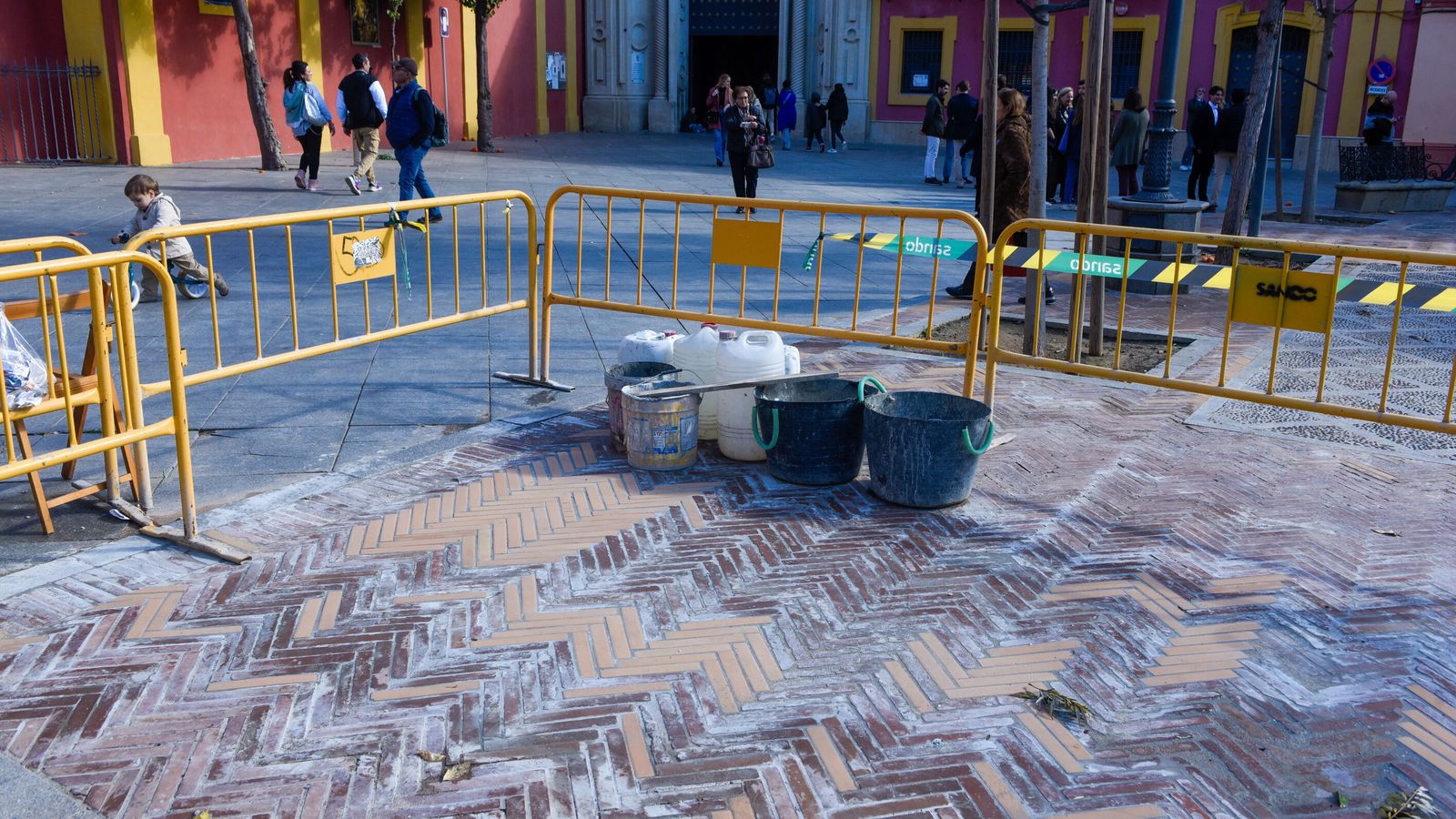 Los ladrillo ocre que se han colocado en el lugar de los que estaban deteriorados.