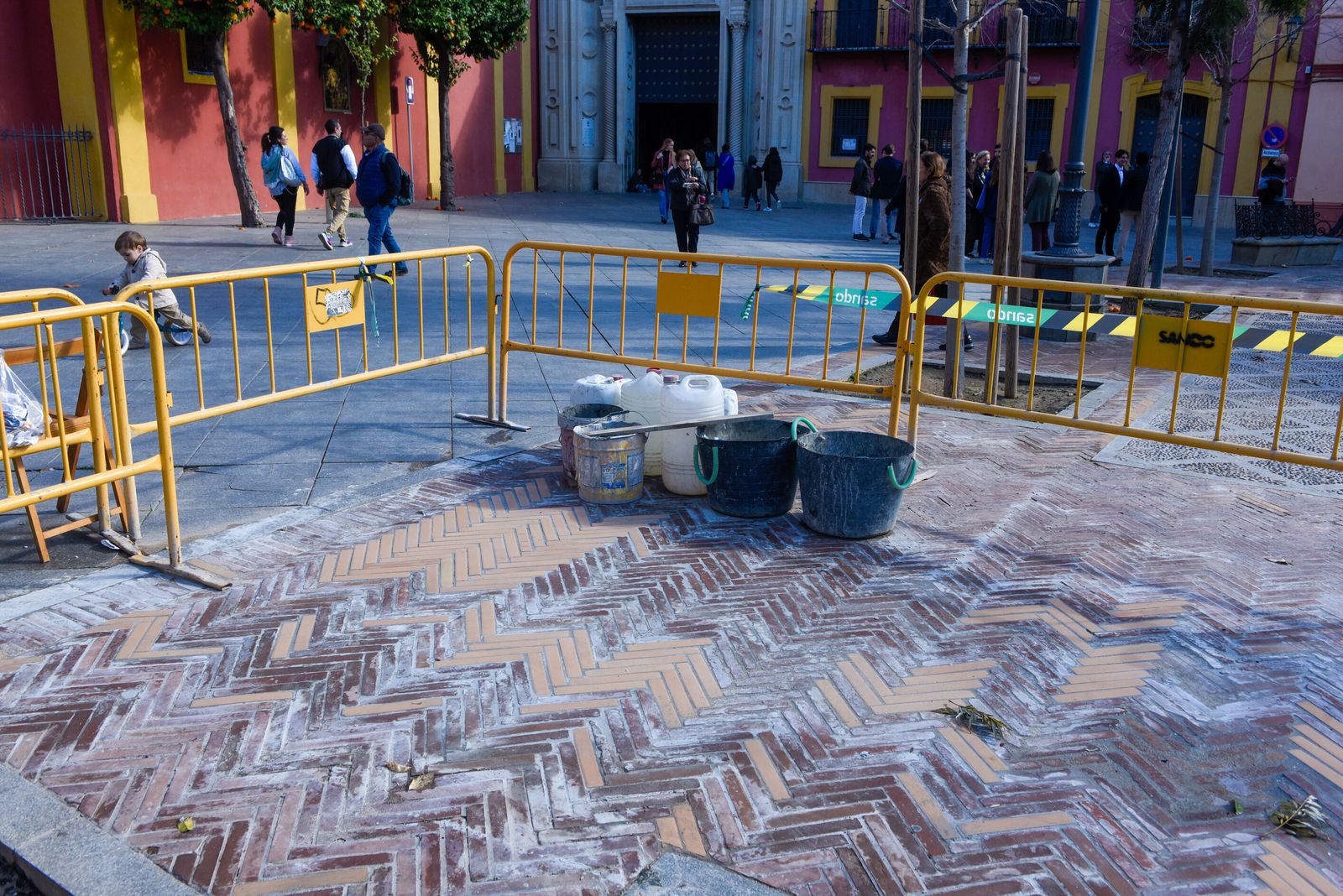 Los ladrillo ocre que se han colocado en el lugar de los que estaban deteriorados.