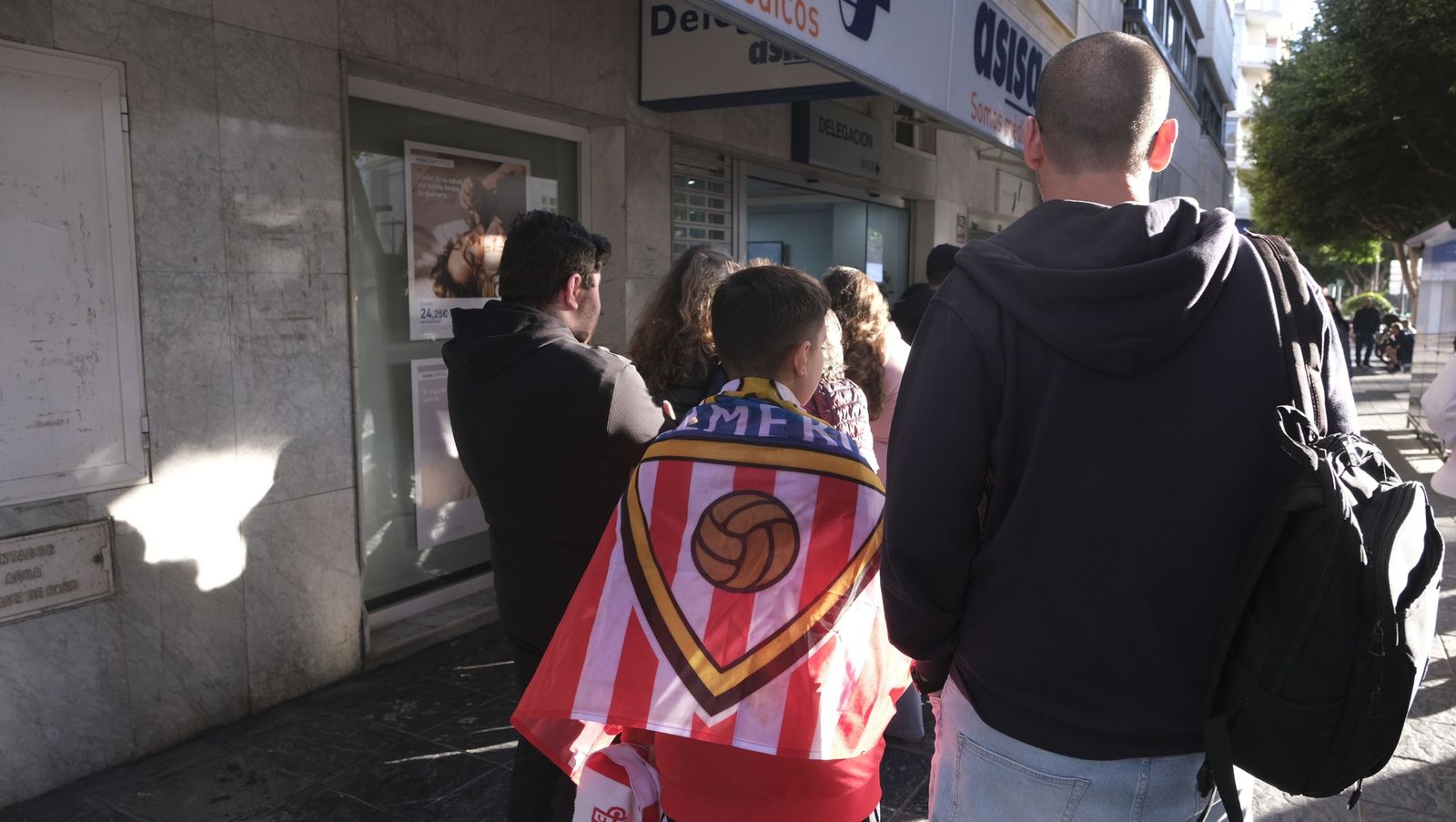 Búscate en las fotos de la firma de los jugadores de la U.D. Almería en la tienda Orange