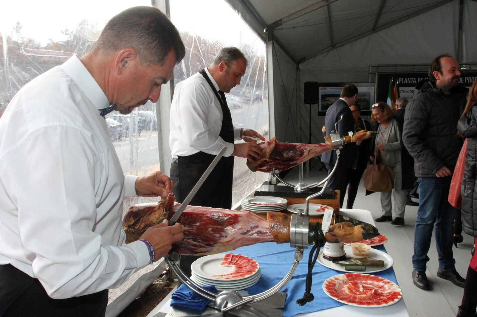 Imágenes de la colocación de la primera piedra de la planta de ElPozo en Jabugo.