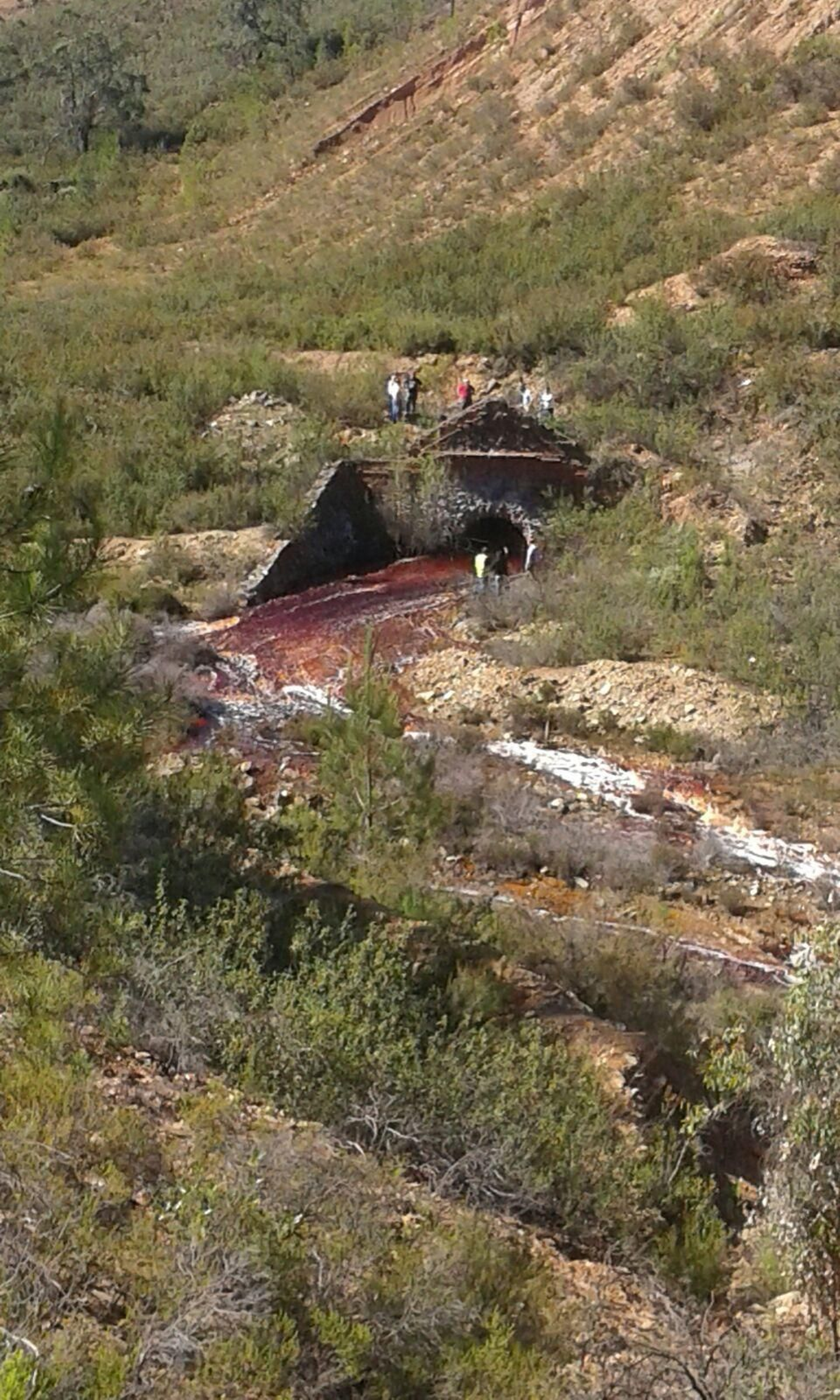 Fuga de agua por uno de los túneles de la corta minera.