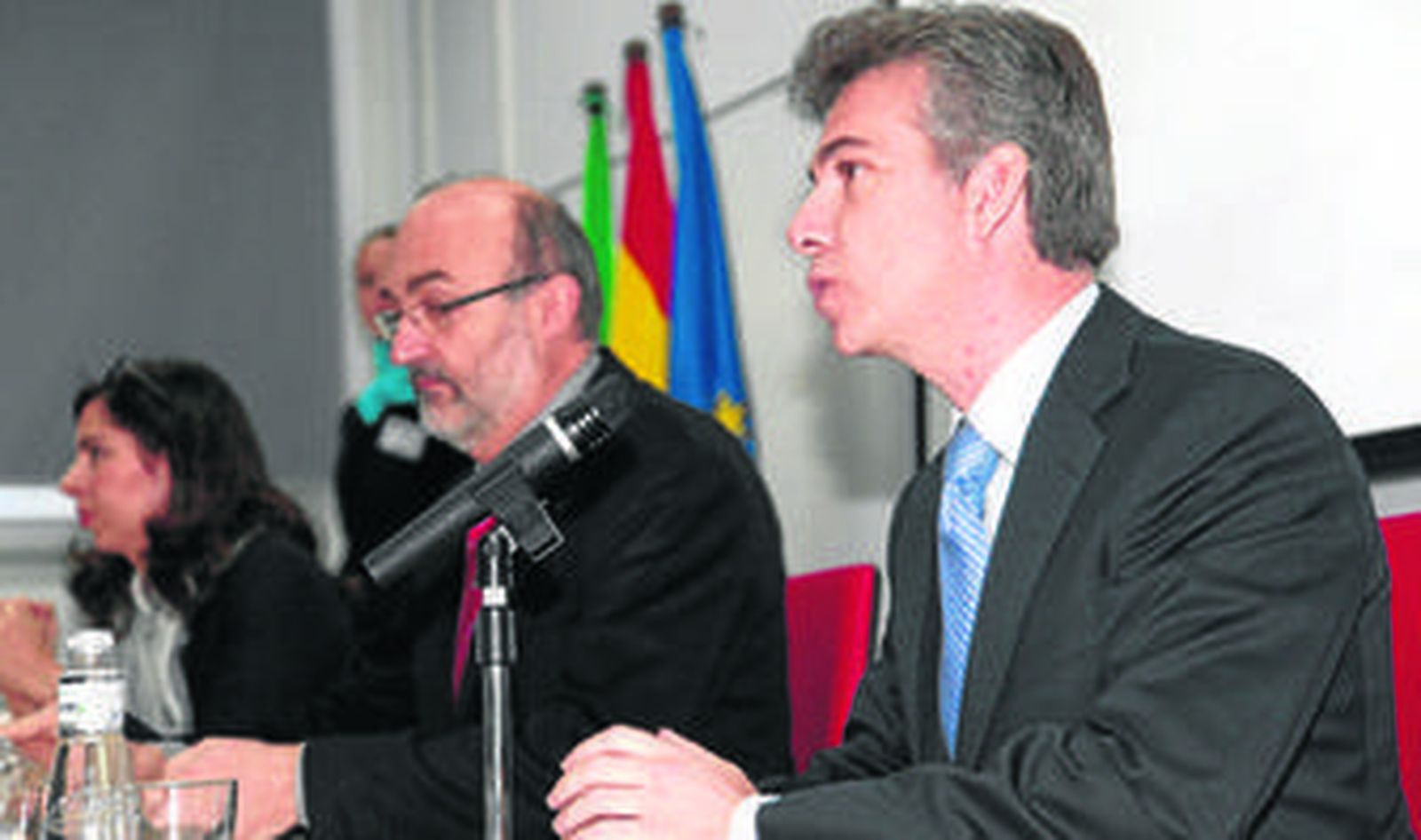 El especialista Juan Cabrera, en primer término, interviene en la presentación de Hemosolve junto a Ignacio Molina y Lourdes Núñez.