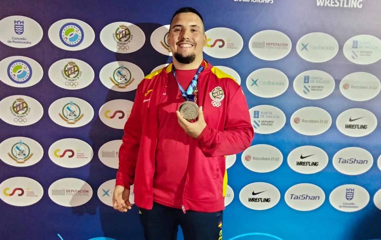 Pablo Torres Jiménez muestra con orgullo la medalla de plata que ha obtenido en el Mundial.