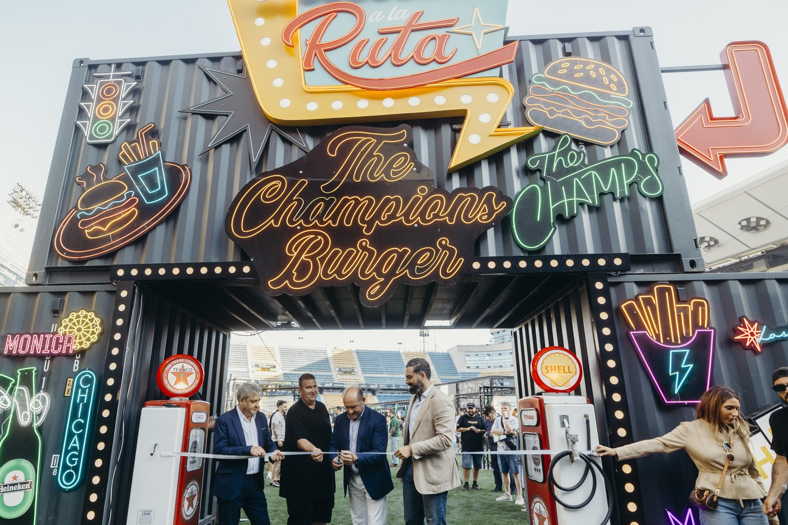 Búscate en las imágenes de la inauguración de The Champions Burger en el estadio Nuevo Mirandilla