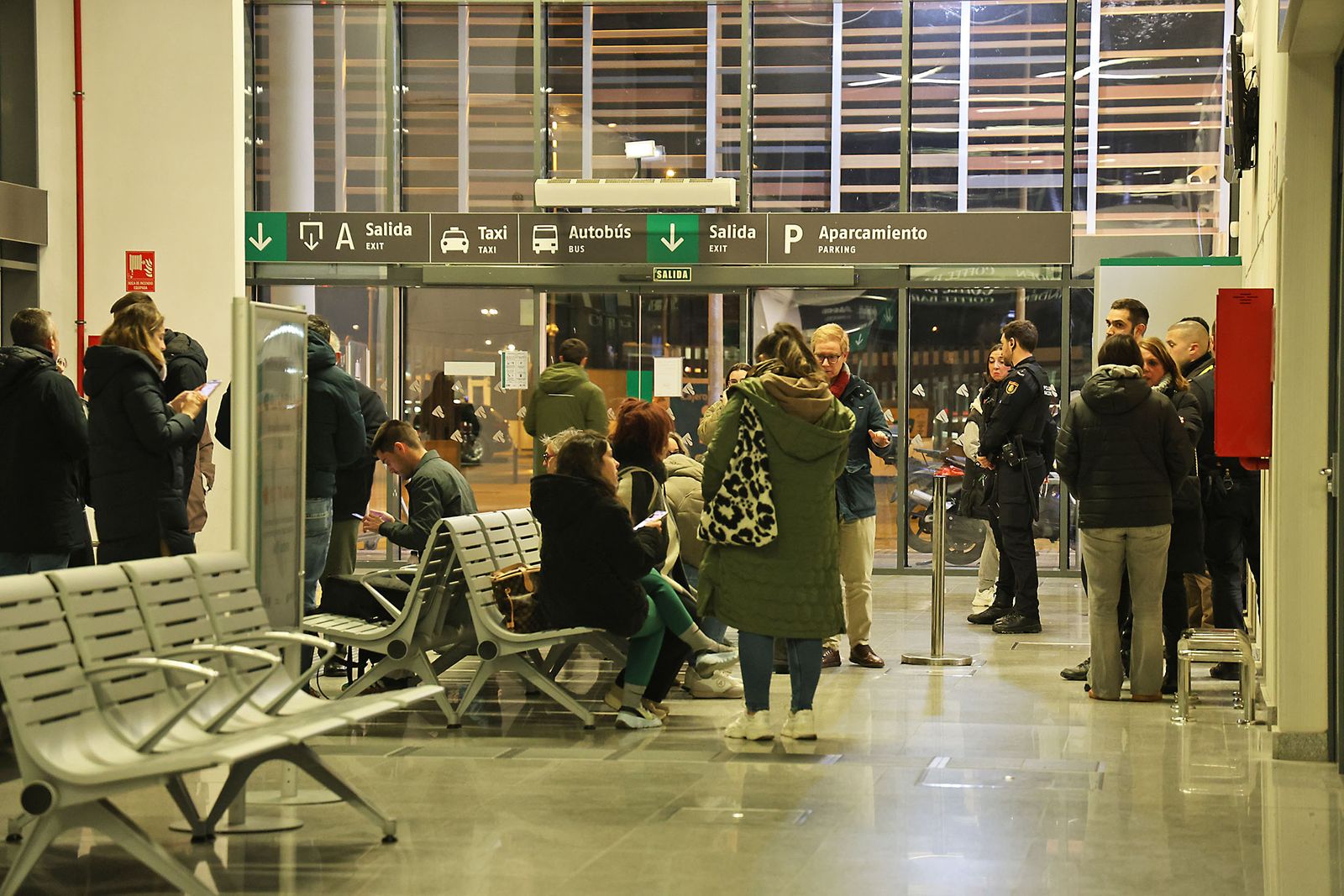 Las Fotografías del dispositivo de urgencia en la estación de Huelva para los afectados por el tren accidentado