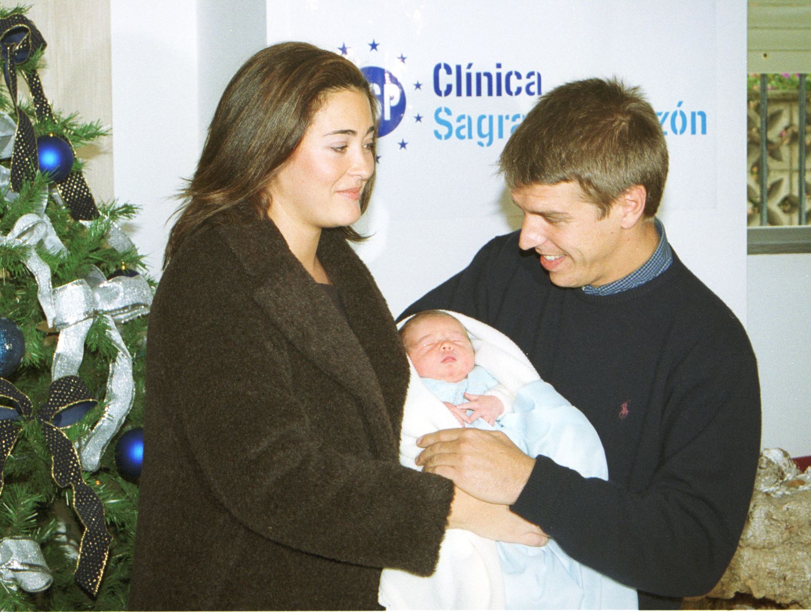 Vicky y El Cordobés al presentar a los fotógrafos a su hija Alba, nacida en 1999