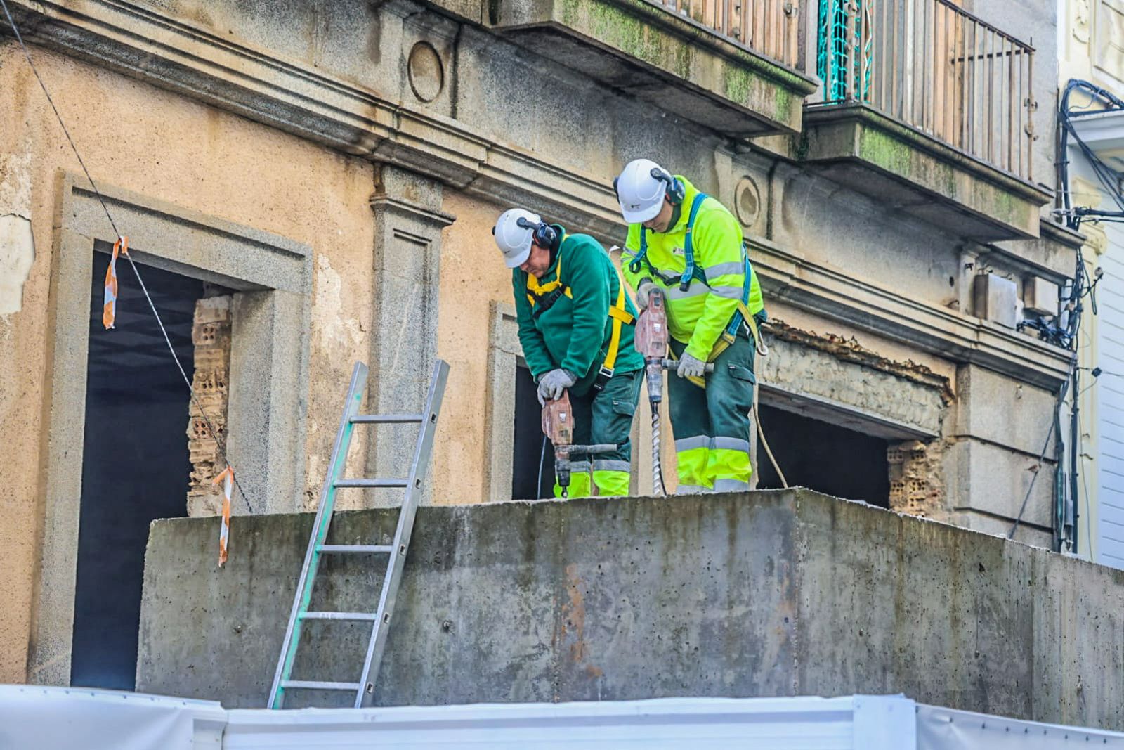 Fotos de la demolición de los bloques de hormigón situados alrededor del edificio de Hacienda