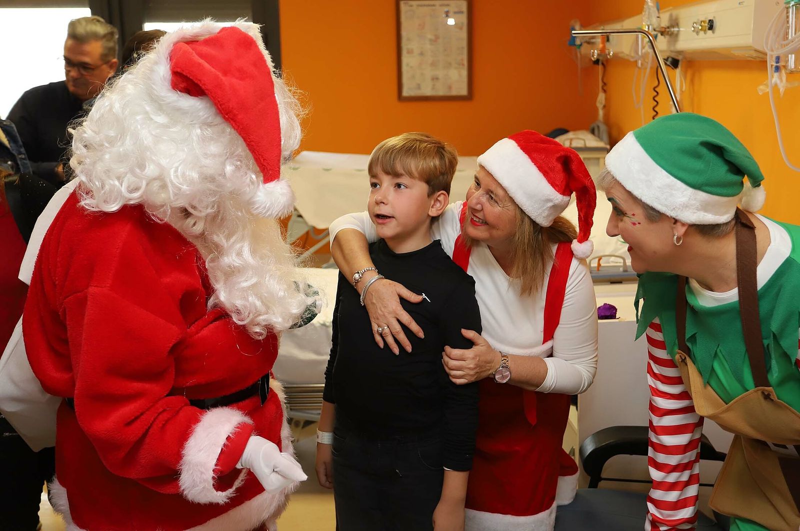 Imágenes de la visita de Papá Noel a los niños del hospital Juan Ramón Jiménez