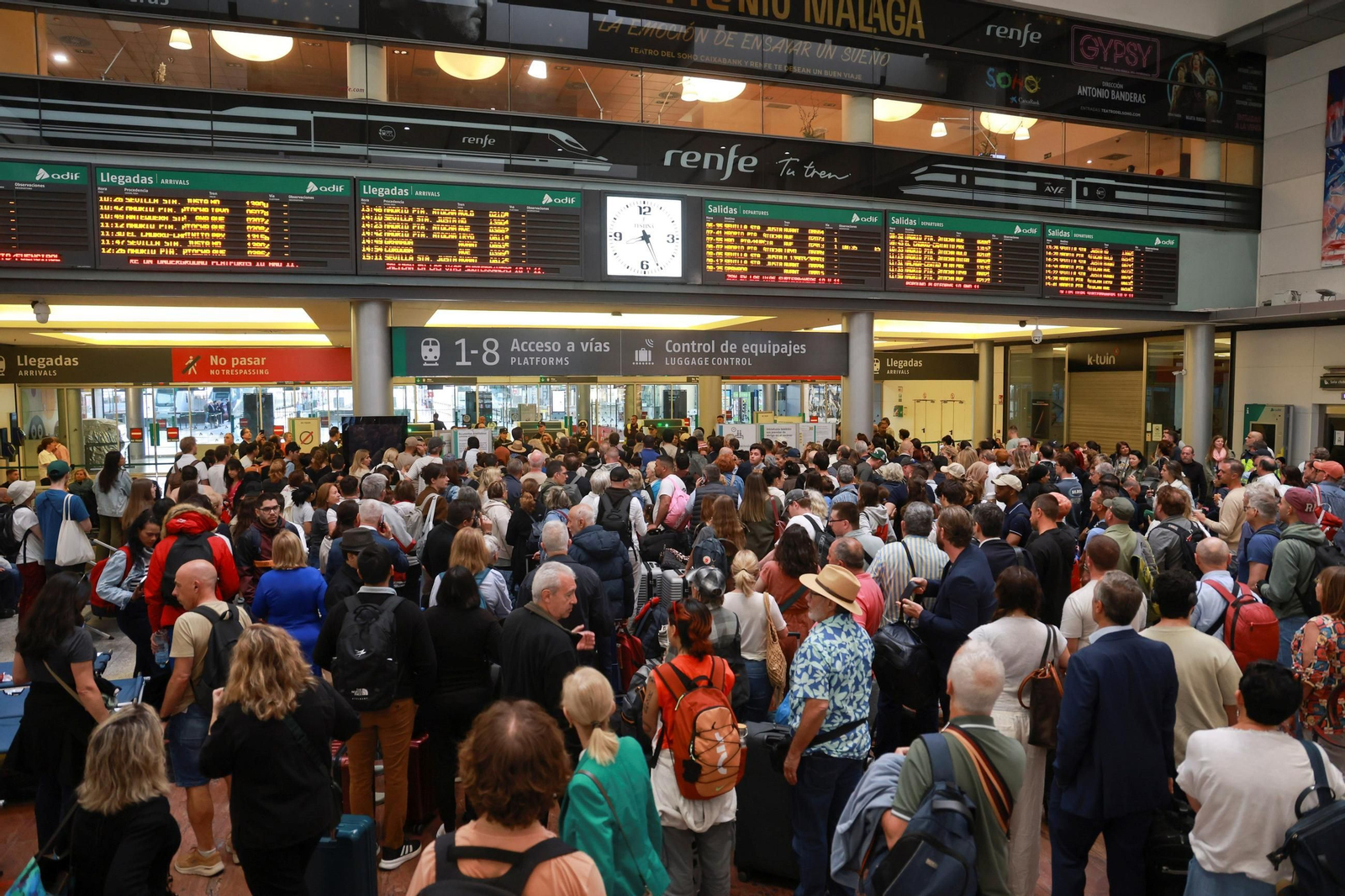 Viajeros atrapados en la estación María Zambrano por el apagón.