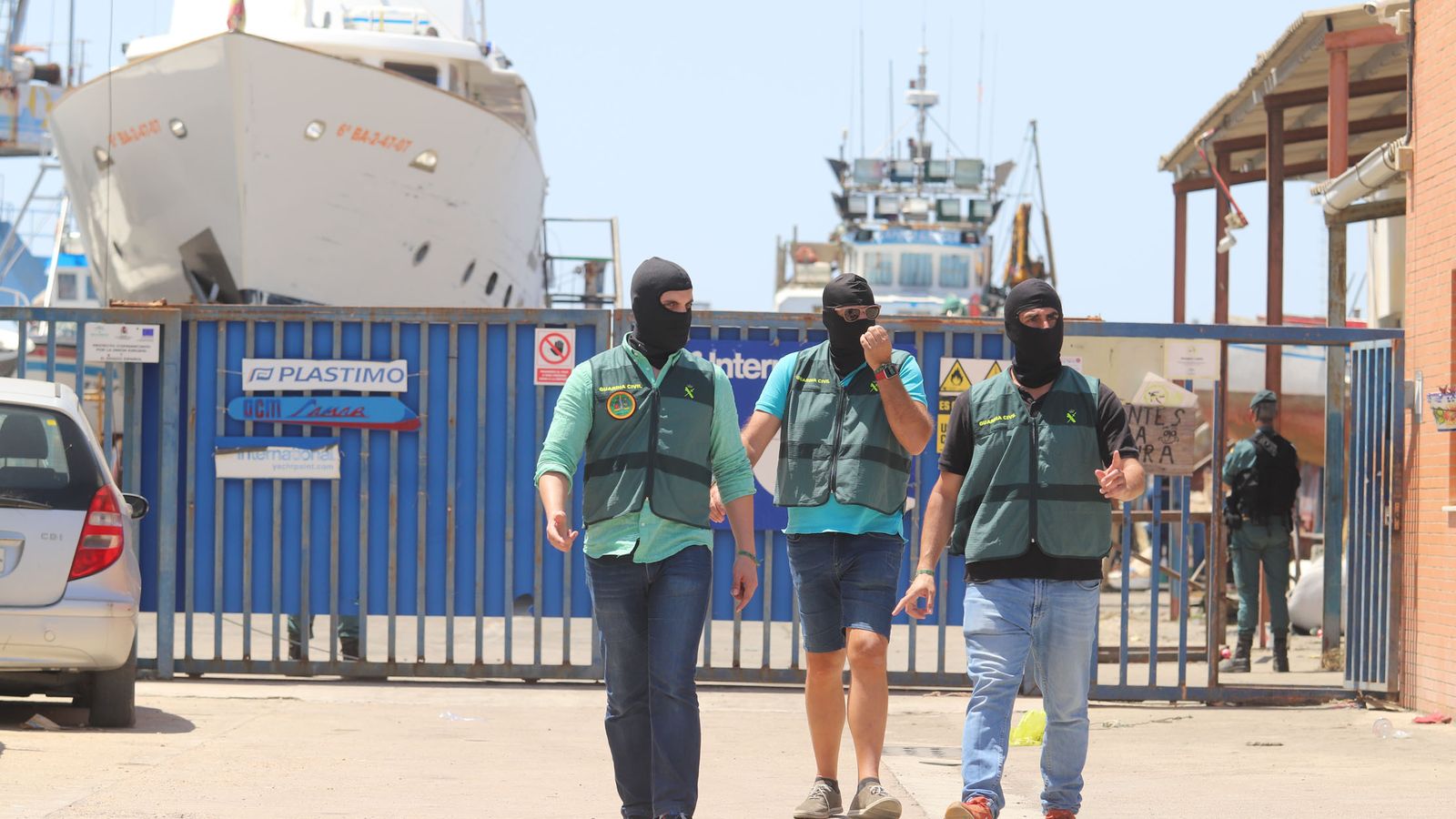 Registros en un astillero de Isla Cristina en el marco de la operación Colón contra el narcotráfico, el 23 de junio.