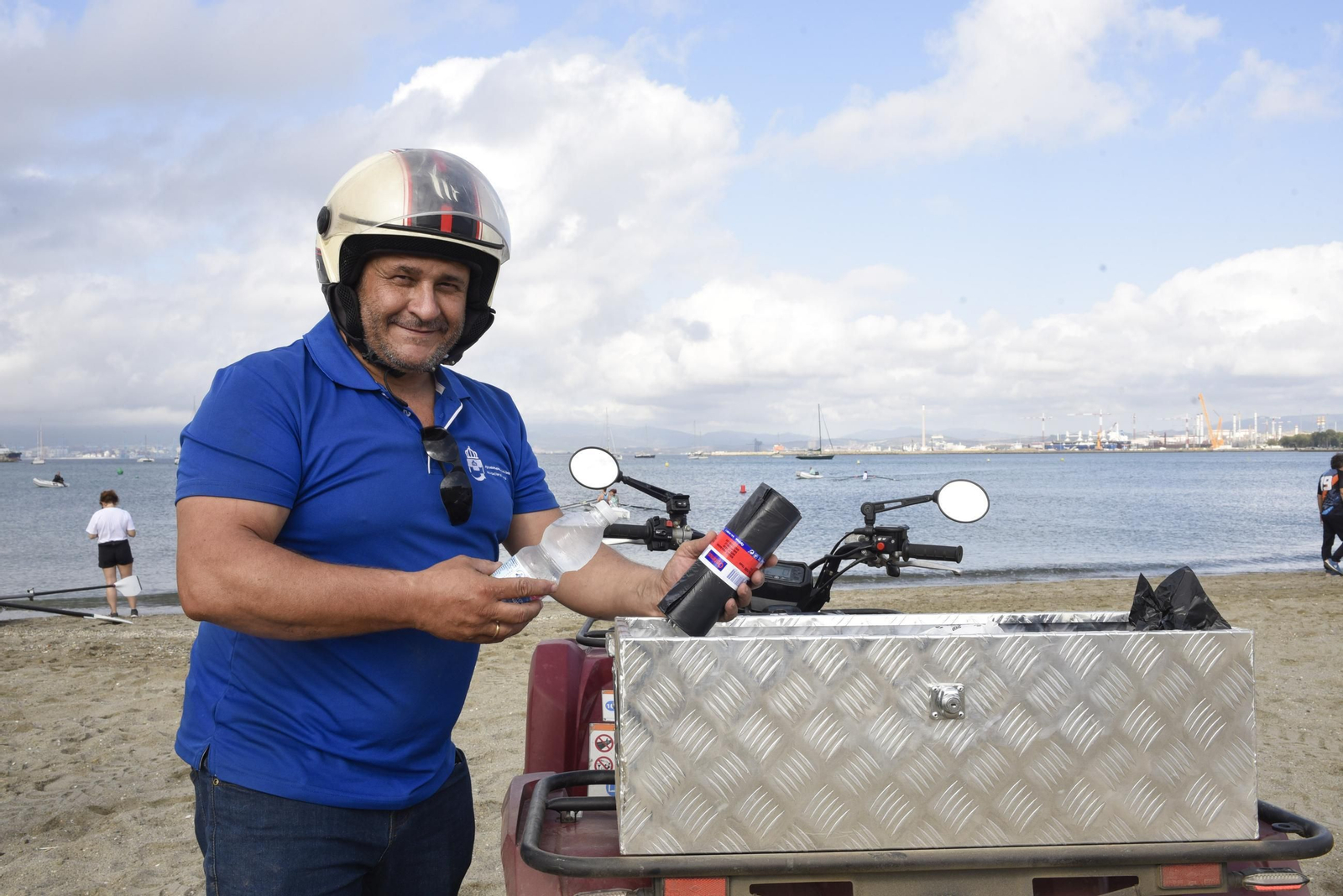 Las fotos de la jornada de limpieza de la playa de Poniente de La Línea organizada por Gran Sur
