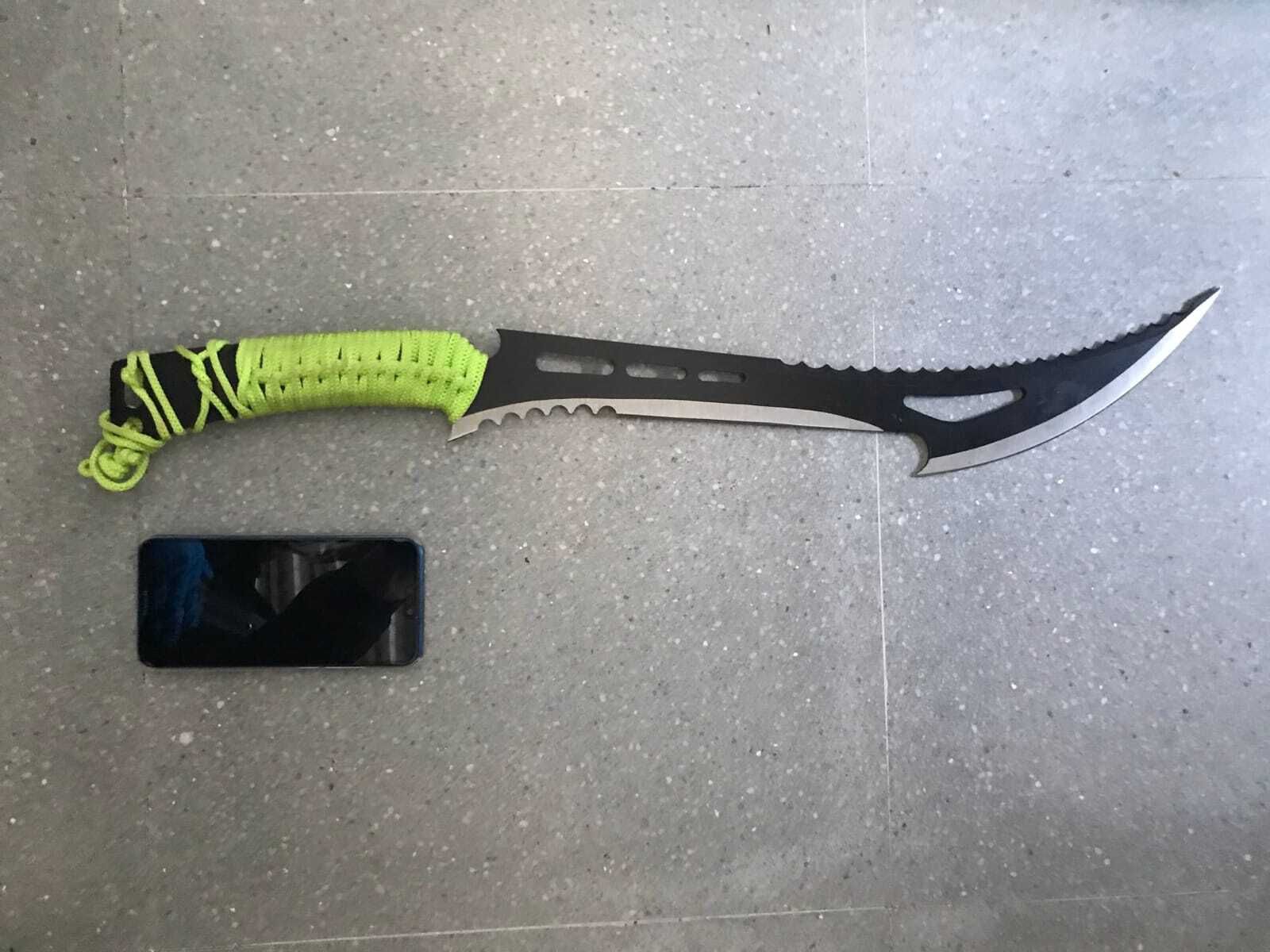 La navaja de 43 centímetros de hoja intervenida por la Policía Local de Camas.