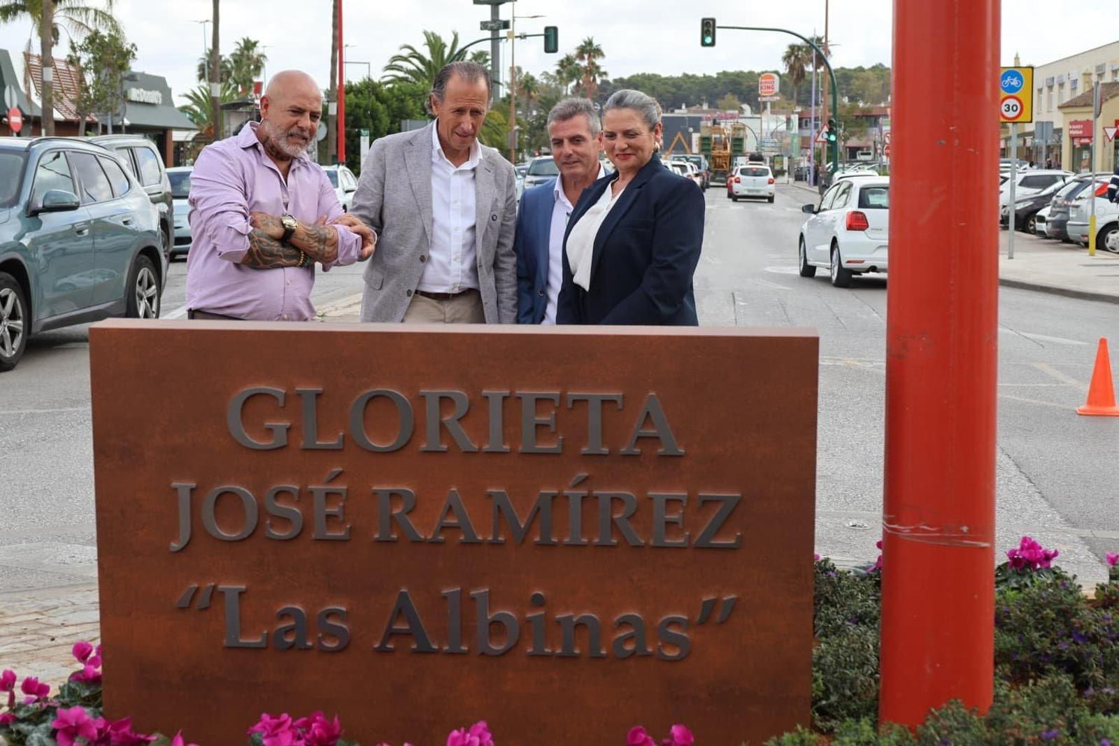 El alcalde, junto a los familiares del homenajeado.