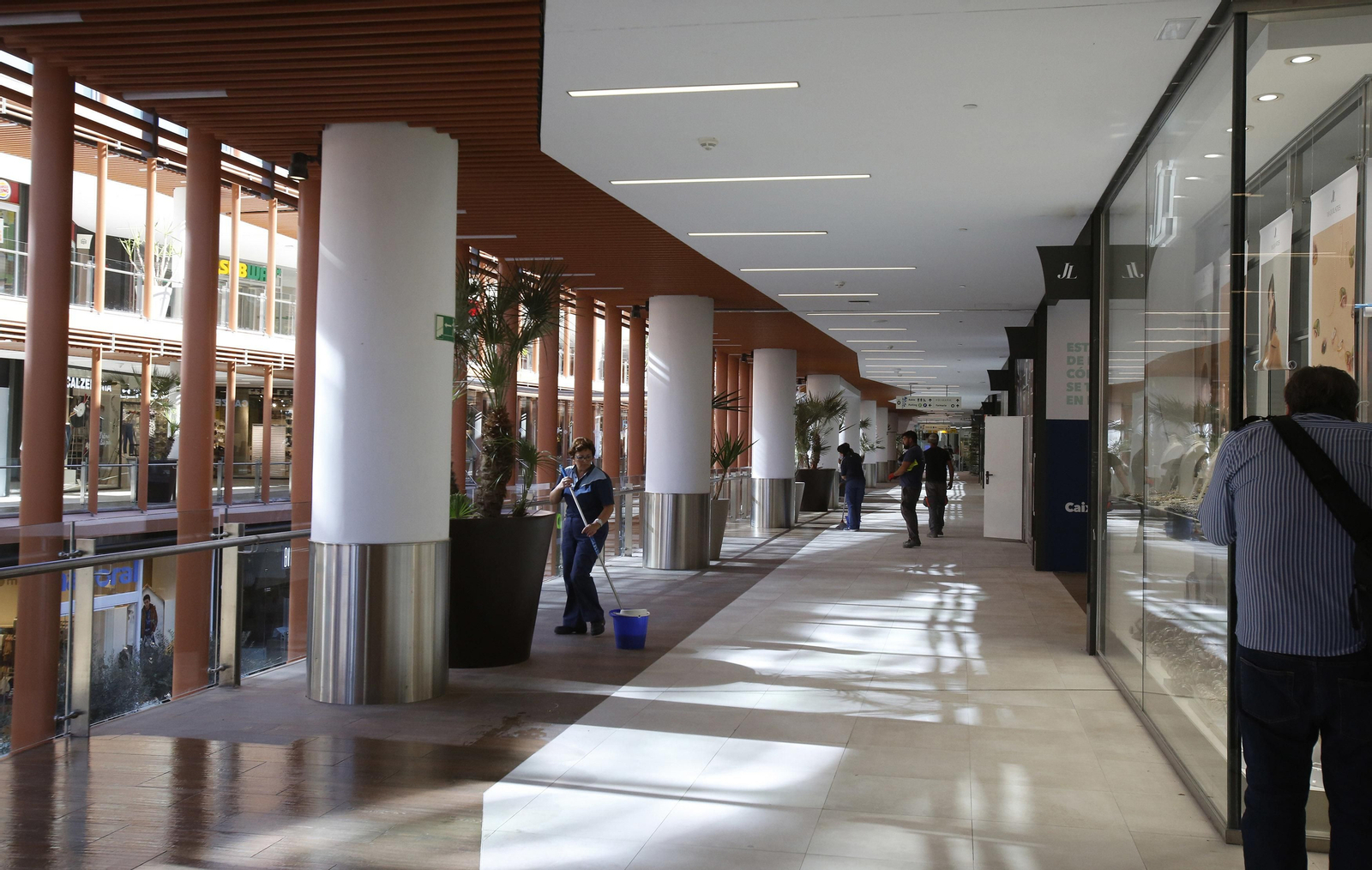 Los preparativos de la próxima apertura del centro comercial Torre Sevilla, en imágenes
