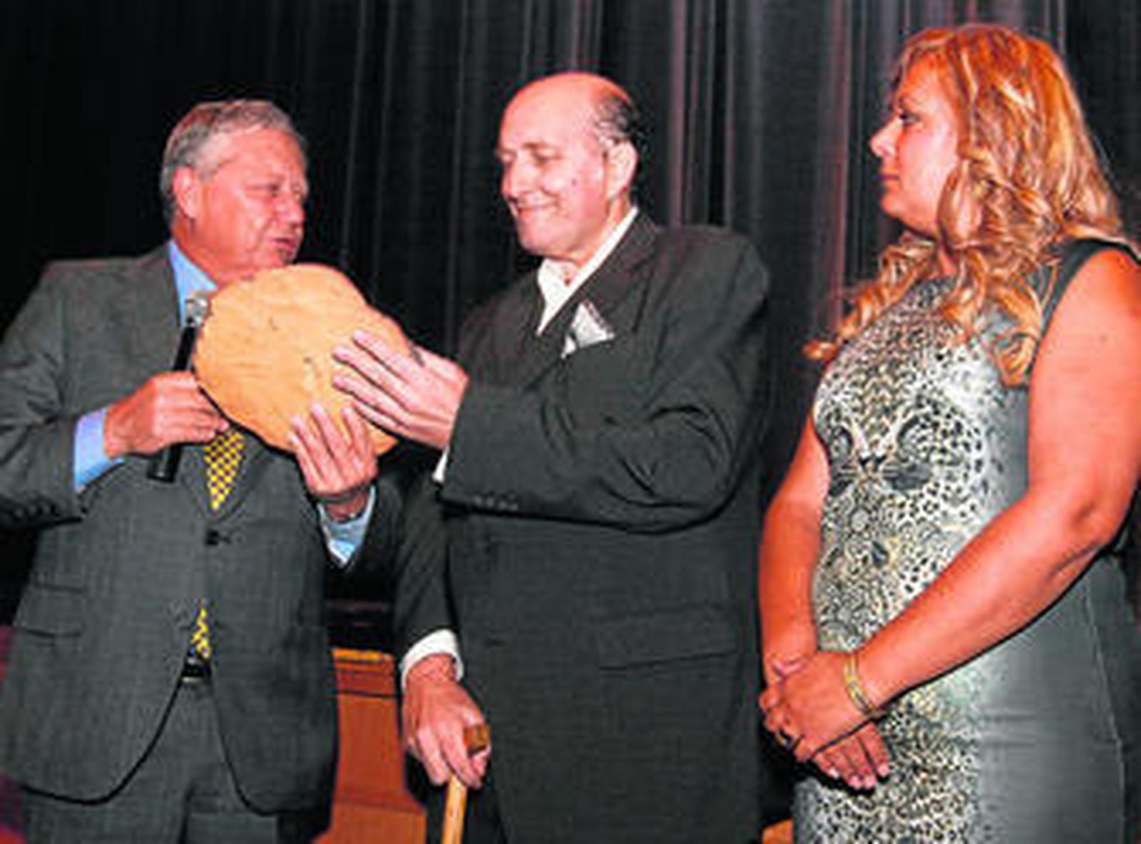 El alcalde, Ernesto Marín, entrega un obsequio al cantaor acompañado de su mujer, en un reciente homenaje.