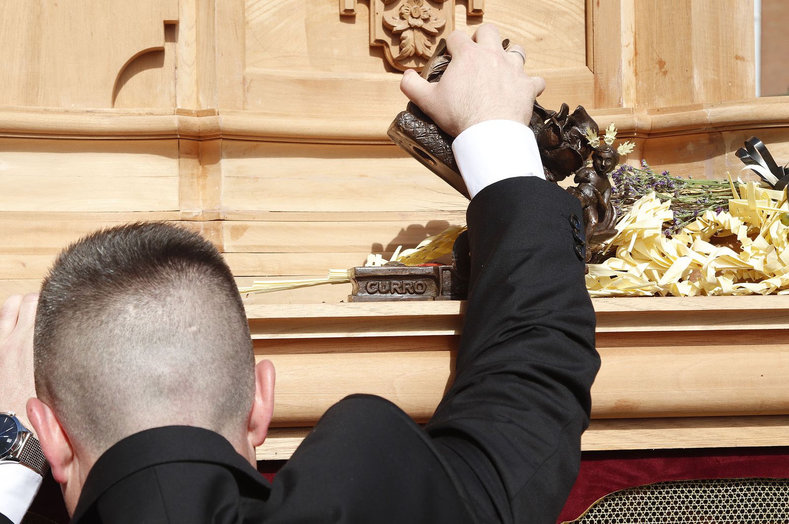 Imágenes del recorrido de la Hermandad de la Redención por las calles de Huelva