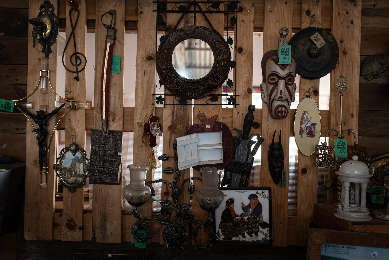 Una visita a la tienda de Traperos de Emaús en imágenes