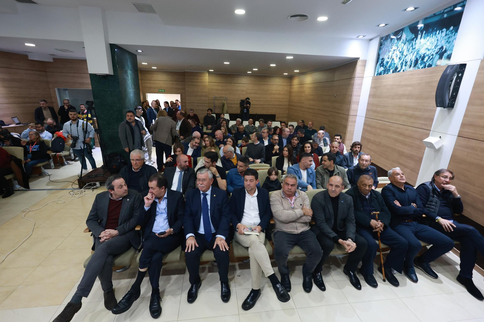 Basti: La presentación de su libro en La Rosaleda, en fotos