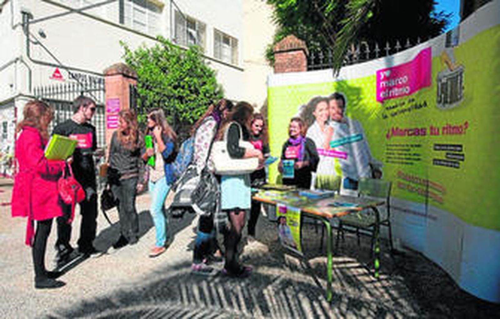 Numerosos universitarios se acercan a la mesa de información en la primera jornada.