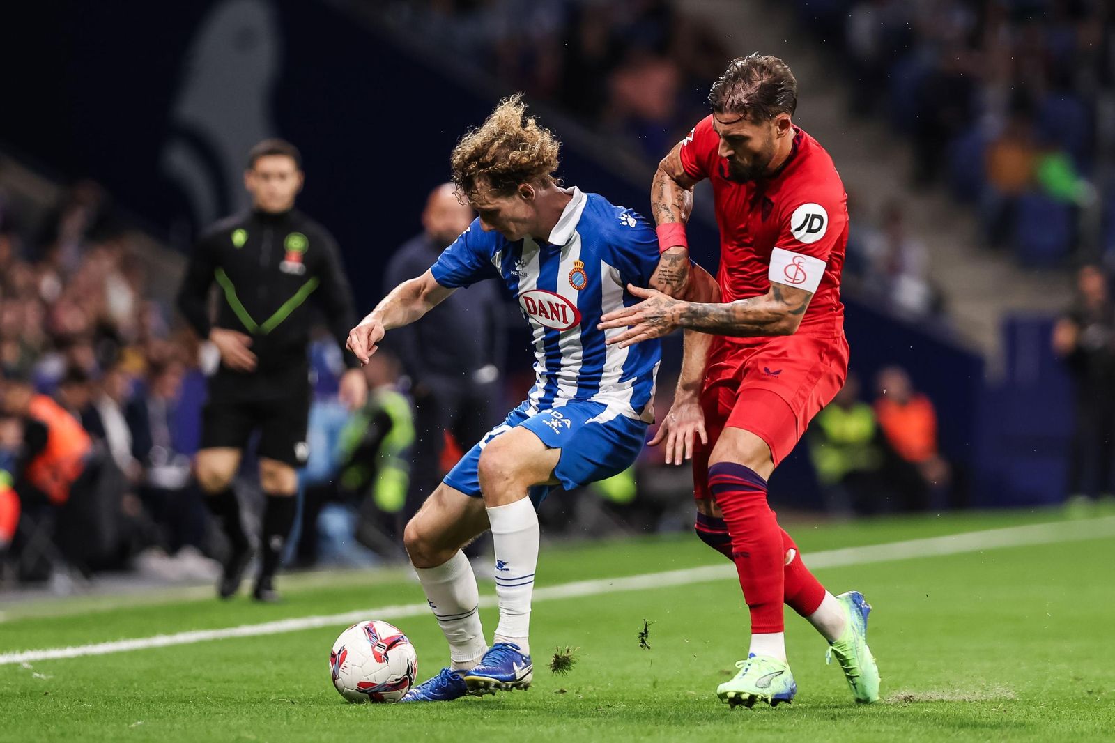 Kral y Gudelj compiten por el balón en el duelo de este viernes en el RCDE Stadium.