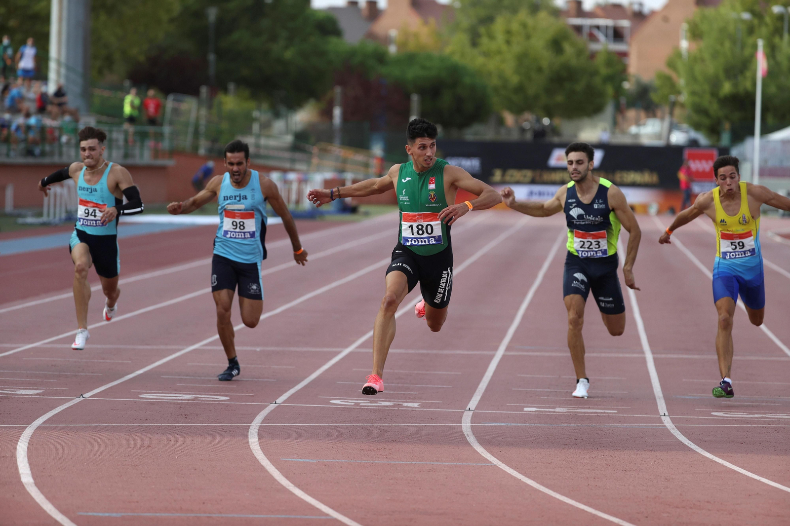 Momento en el que Dani Rodríguez entra en la línea de meta.