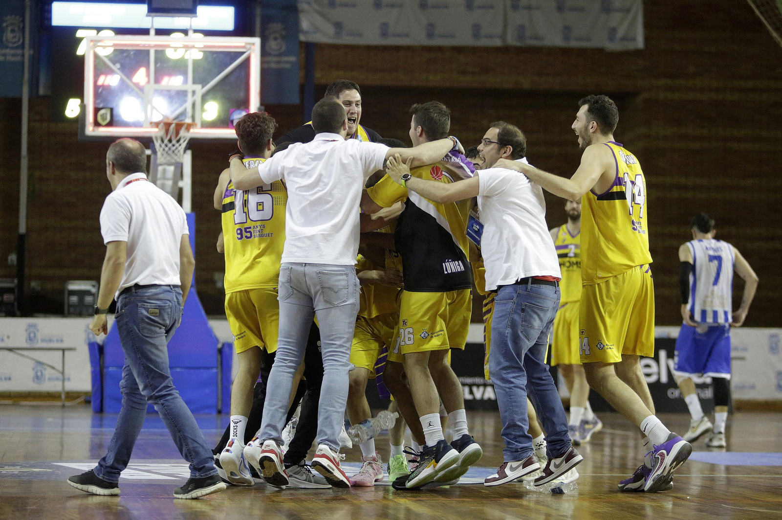 Imágenes del UE Mataró-Huelva Comercio en el Andrés Estrada