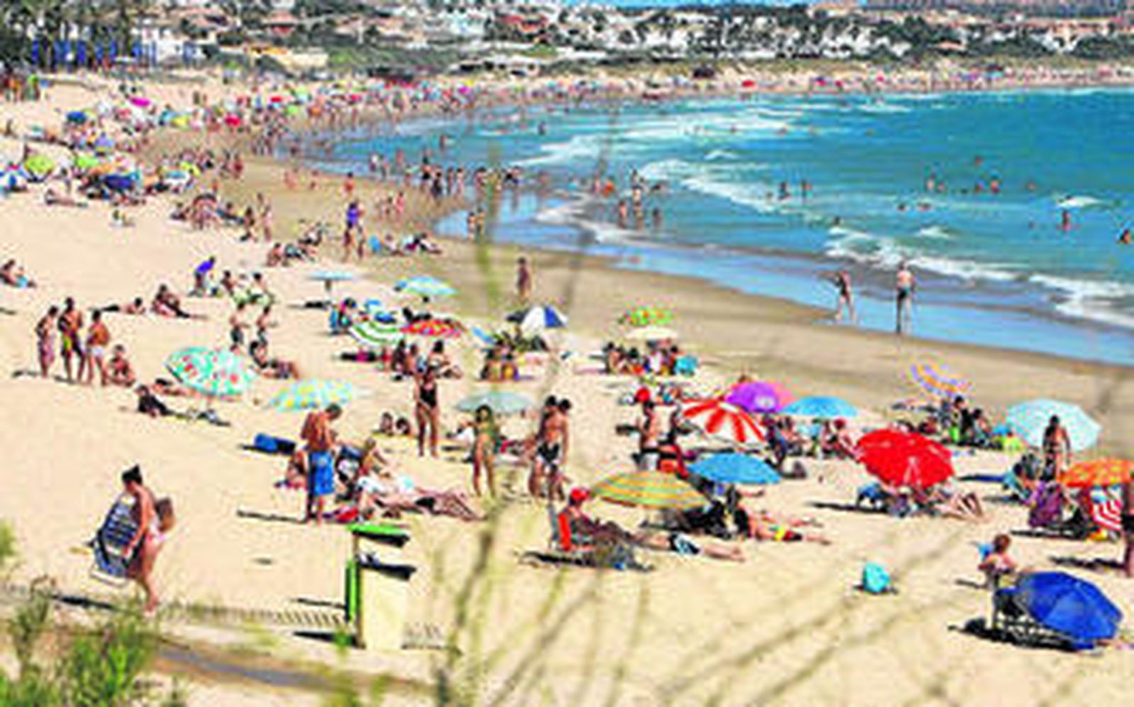 Bañistas en la playa de La Barrosa, en Chiclana.
