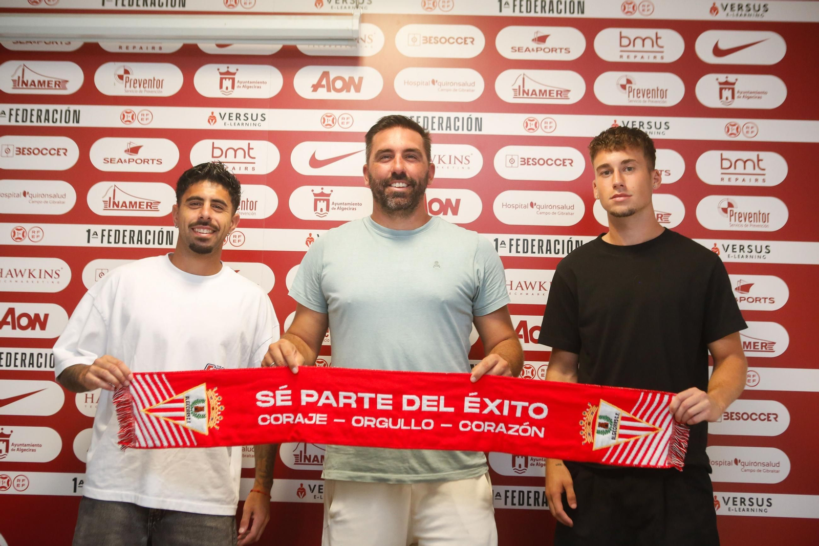 José Carlos y Arauz posan con la bufanda del Algeciras, con el director deportivo Jordi Figueras en el centro