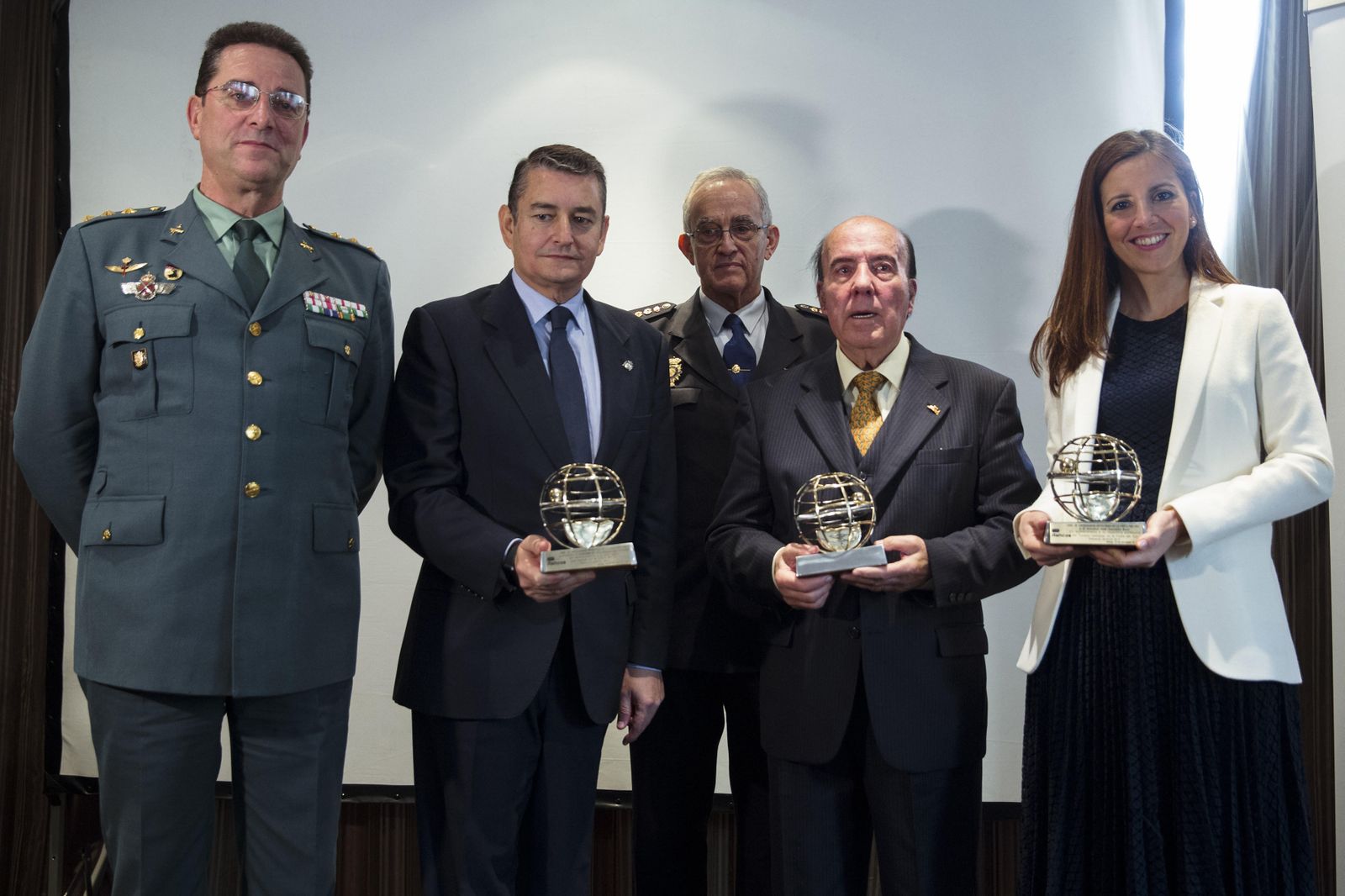 Los premiados ayer, con el delegado del gobierno en Andalucía.