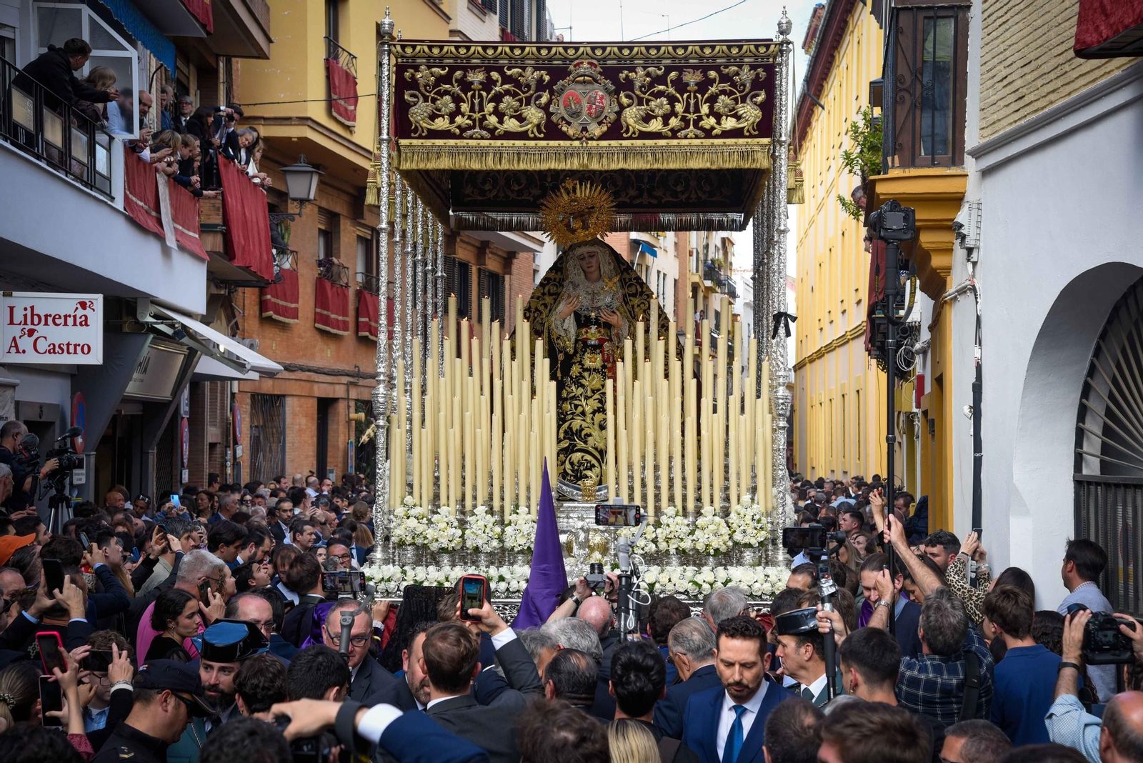 La Hermandad de Las Cigarreras en la Semana Santa de Sevilla 2025