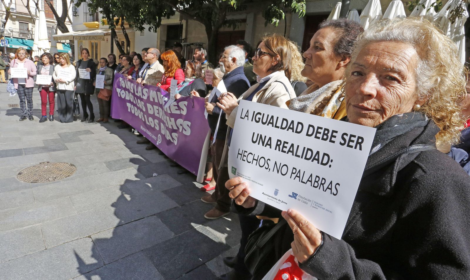 Concentración celebrada ayer ante el Ayuntamiento con presencia de la alcaldesa.