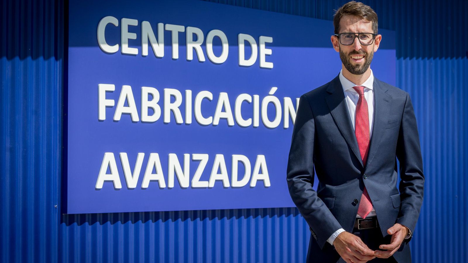 Isaac Pérez Fafian posa para la entrevista a las puertas del Centro de Fabricación Avanzada en Puerto Real