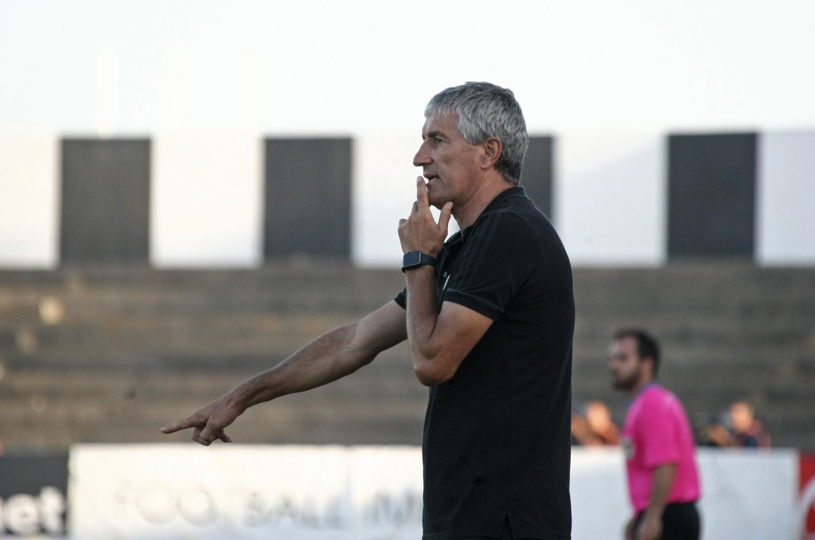 Setién realiza una indicación en el partido ante el Besiktas.