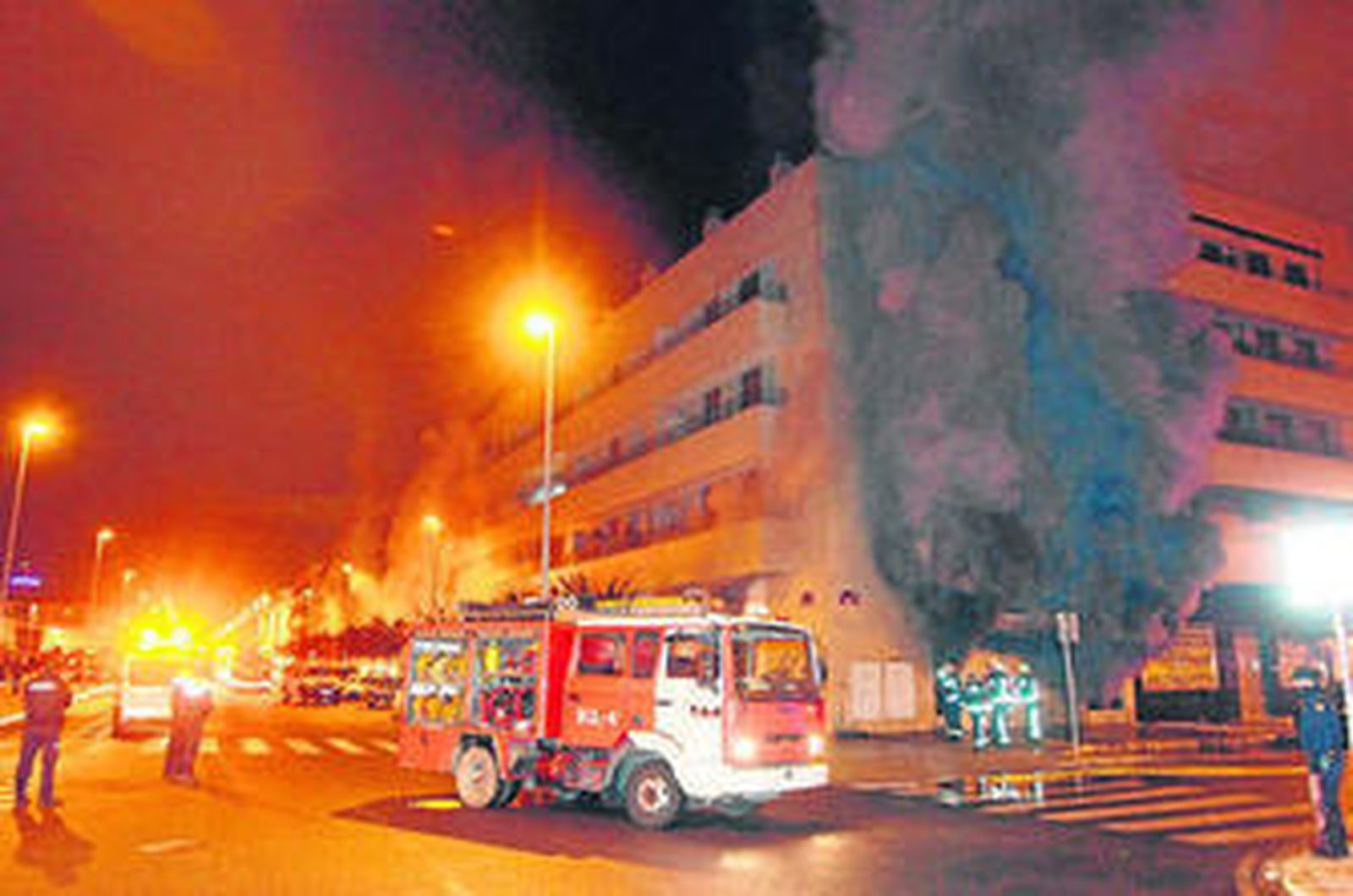 Los bomberos intentan sofocar el fuego originado en el local de la calle Músico Cristóbal de Morales.