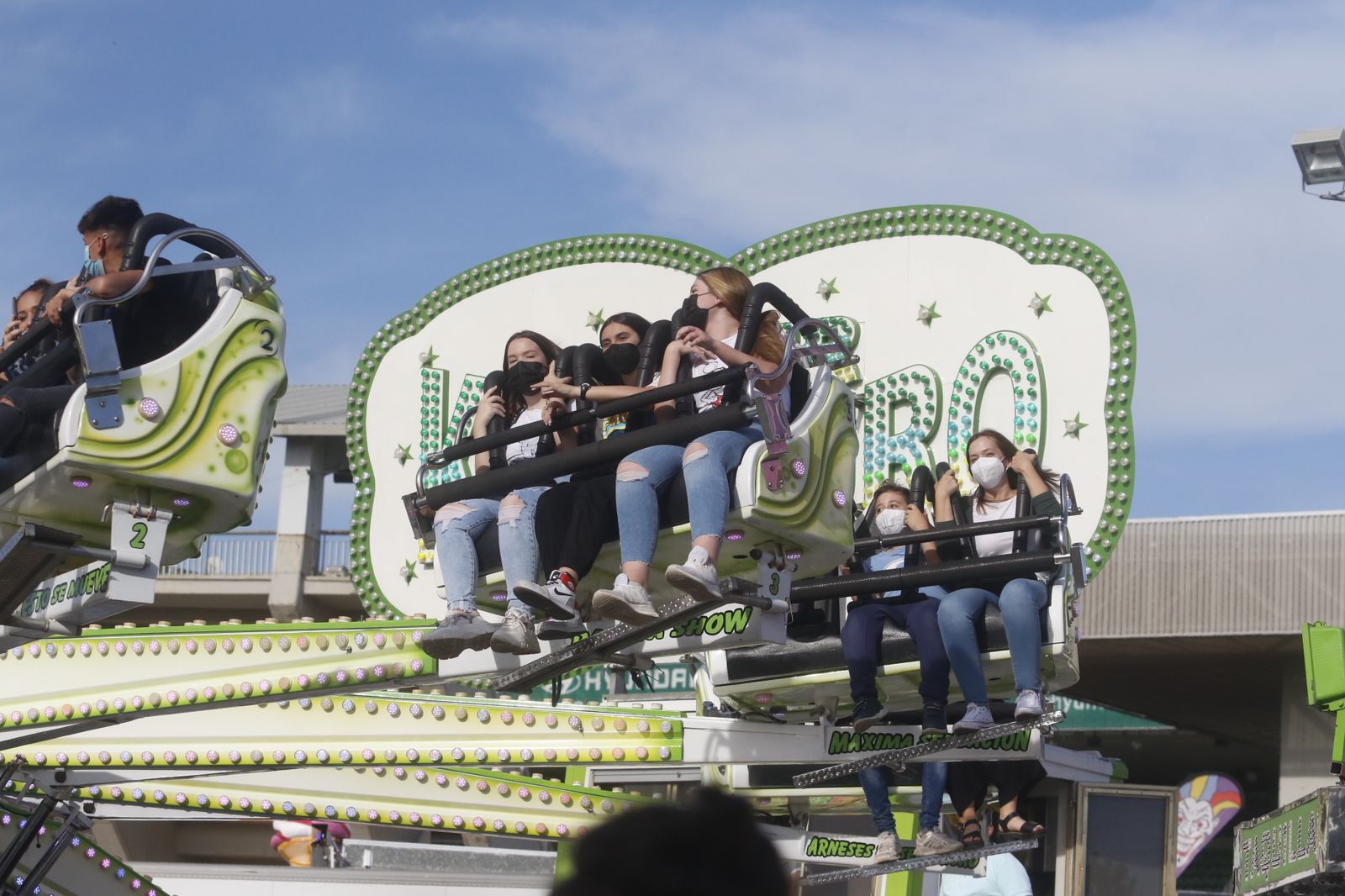Primera jornada en el parque de atracciones de El Arenal, en imágenes