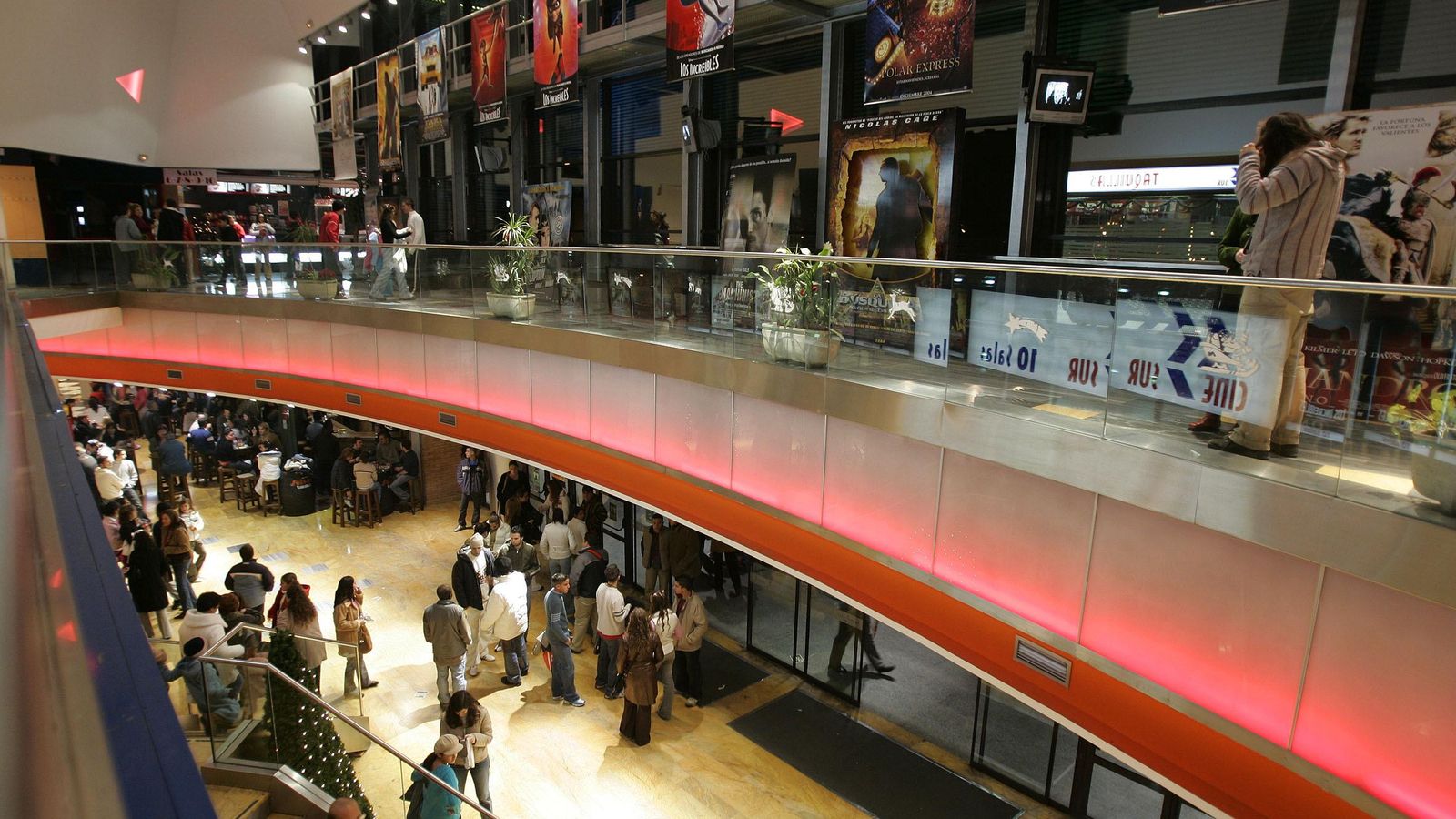 En esa barandilla hemos estado apoyados todos, echándole un ojo al personal.